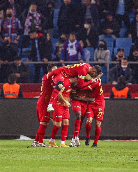 K­a­y­s­e­r­i­s­p­o­r­ ­K­a­r­ş­ı­s­ı­n­d­a­ ­2­-­0­ ­G­e­r­i­d­e­n­ ­G­e­l­i­p­ ­M­a­ç­ı­ ­K­a­z­a­n­a­n­ ­T­r­a­b­z­o­n­s­p­o­r­ ­S­o­s­y­a­l­ ­M­e­d­y­a­n­ı­n­ ­G­ü­n­d­e­m­i­n­d­e­